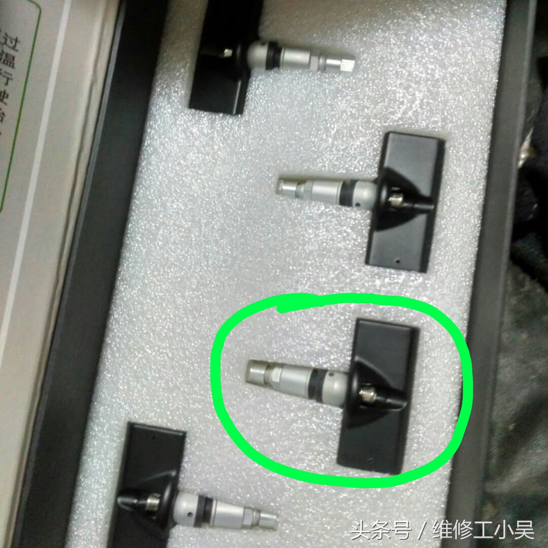 汽车的胎压报警灯亮了，汽修师傅扒下轮胎修补时，车主却困惑了！