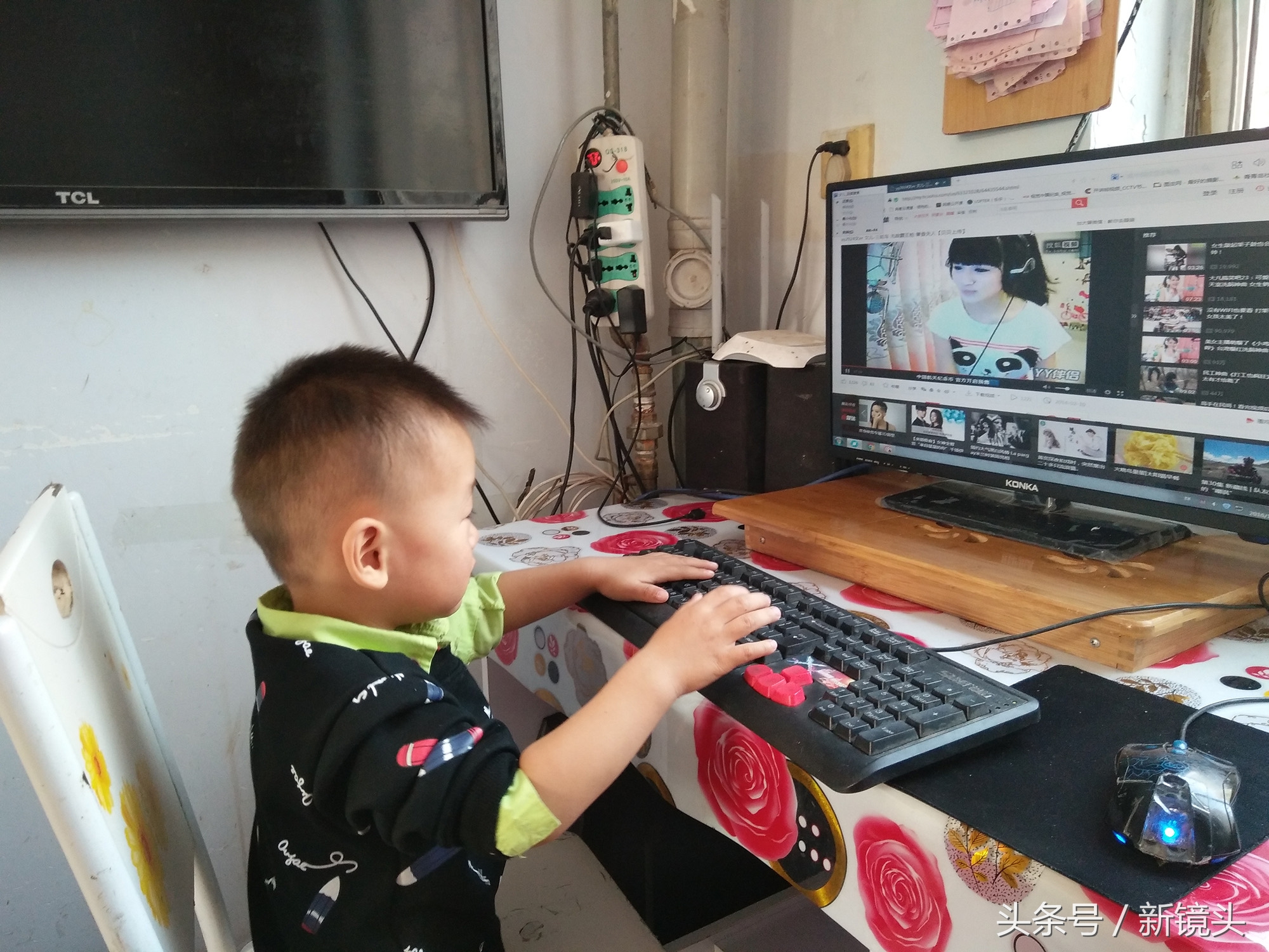 2岁半宝宝边吃饭边看电视,两岁宝宝正在喝奶粉的视频