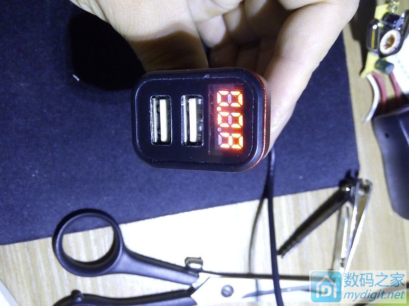 拆一个自带充电线的充电宝,拆一个快充充电器