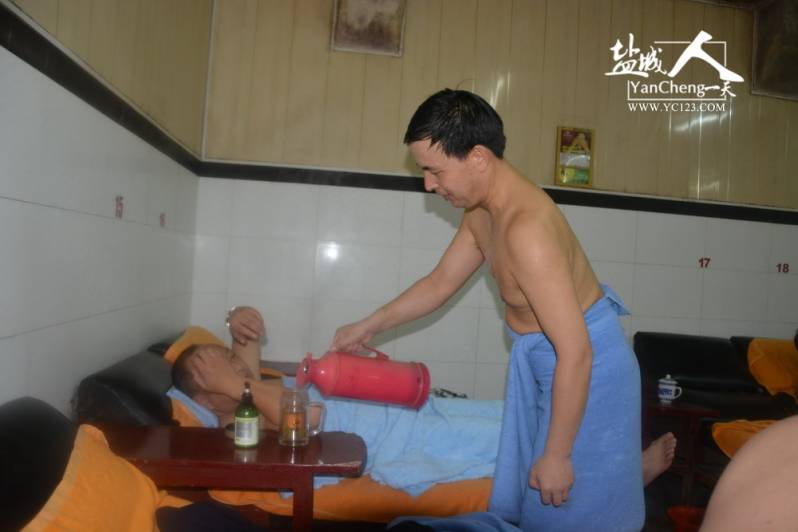 盐城人的一天第28期老盐城浴室搓背工——武兆华的搓背人生