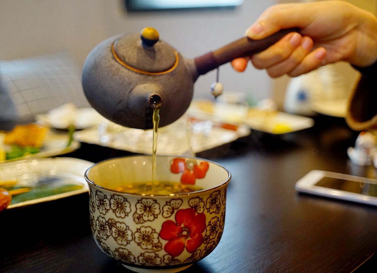 不当翻译官，他钻进居酒屋11年，终在山城做出最旧最暖的日料铺