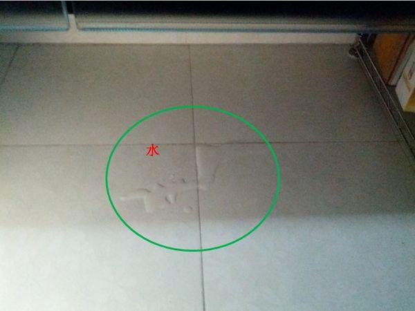 二楼瓷砖上冒水是什么原因,瓷砖底下冒水
