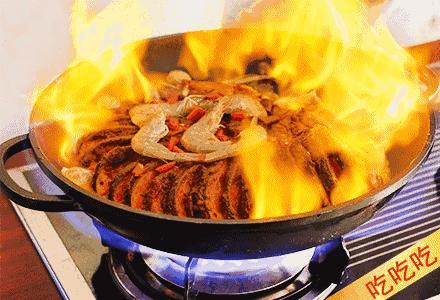 番禺有条鱼引火上身,还招机器人当服务员!吃顿饭就像在看表演