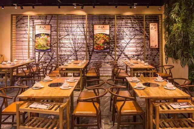 番禺有条鱼引火上身,还招机器人当服务员!吃顿饭就像在看表演