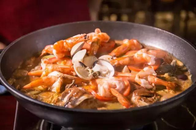 番禺有条鱼引火上身,还招机器人当服务员!吃顿饭就像在看表演