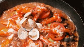 番禺有条鱼引火上身,还招机器人当服务员!吃顿饭就像在看表演