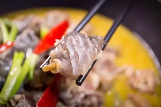 番禺有条鱼引火上身,还招机器人当服务员!吃顿饭就像在看表演