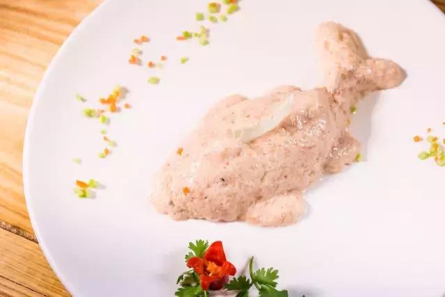 番禺有条鱼引火上身,还招机器人当服务员!吃顿饭就像在看表演