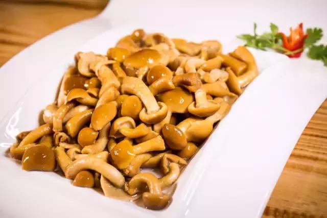 番禺有条鱼引火上身,还招机器人当服务员!吃顿饭就像在看表演