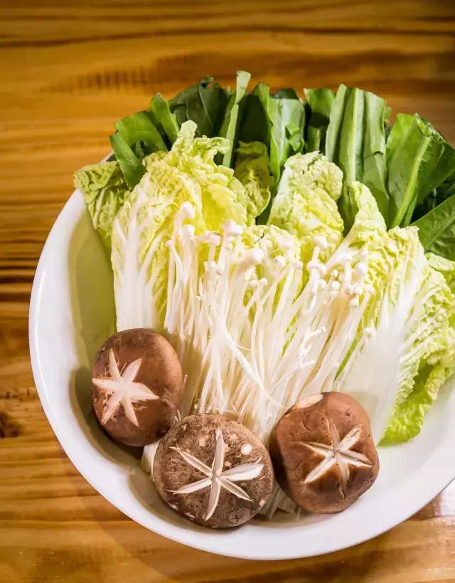 番禺有条鱼引火上身,还招机器人当服务员!吃顿饭就像在看表演