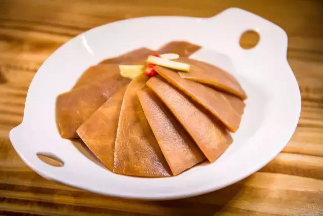 番禺有条鱼引火上身,还招机器人当服务员!吃顿饭就像在看表演