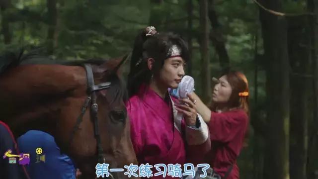 小编带你去探班啦~吃辣条！讲中文！《花郎》的爱豆们拼了！