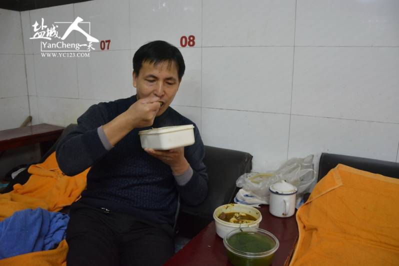 盐城人的一天第28期老盐城浴室搓背工——武兆华的搓背人生