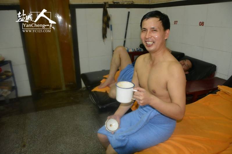 盐城人的一天第28期老盐城浴室搓背工——武兆华的搓背人生