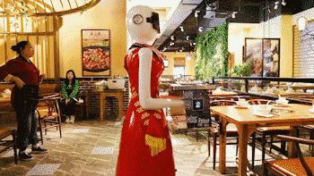 番禺有条鱼引火上身,还招机器人当服务员!吃顿饭就像在看表演