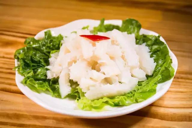 番禺有条鱼引火上身,还招机器人当服务员!吃顿饭就像在看表演