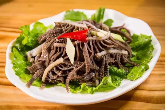 番禺有条鱼引火上身,还招机器人当服务员!吃顿饭就像在看表演