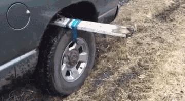 三轮车陷进泥里打滑出不来,车陷进泥里怎么解决