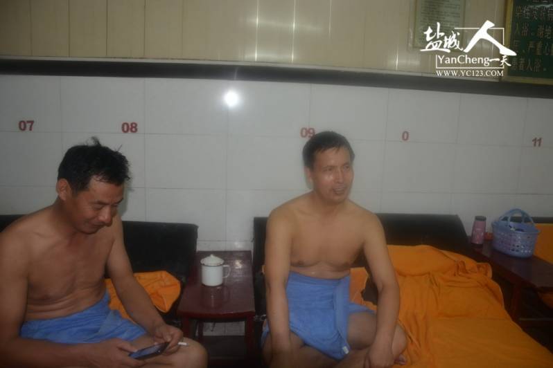 盐城人的一天第28期老盐城浴室搓背工——武兆华的搓背人生