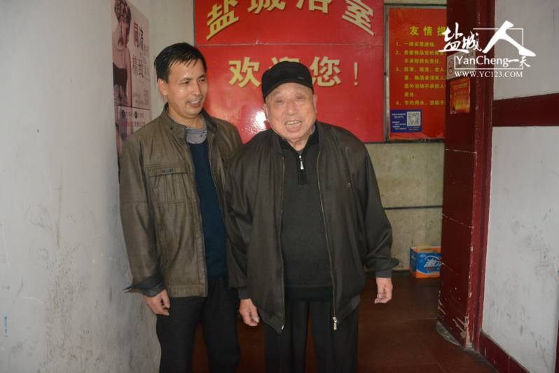 盐城人的一天第28期老盐城浴室搓背工——武兆华的搓背人生