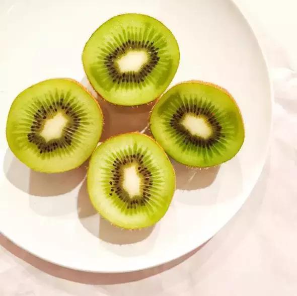 100块钱在国外能买什么 (100人民币在国外能买点啥)