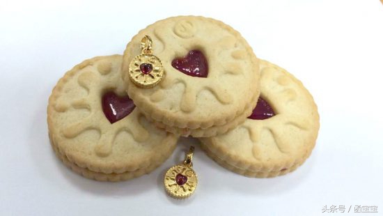 下午茶和珠宝的结合,全新Biscuits英式饼干吊饰系列