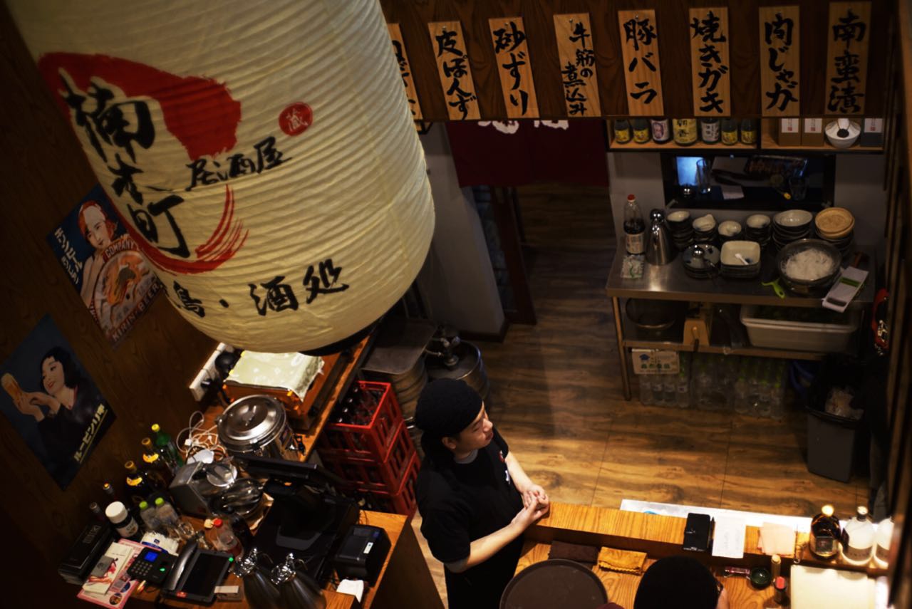 不当翻译官，他钻进居酒屋11年，终在山城做出最旧最暖的日料铺