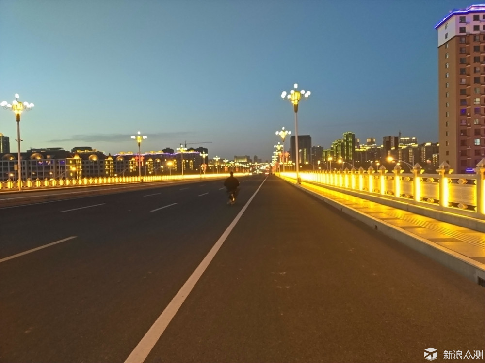 锤子m1是双扬声器吗,锤子m1刚出时多少钱