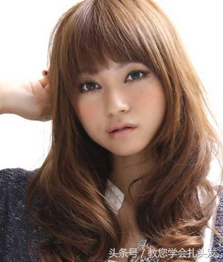 中长烫发怎么扎简单好看减龄,最火减龄发型烫发中长