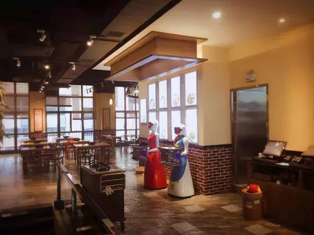 番禺有条鱼引火上身,还招机器人当服务员!吃顿饭就像在看表演