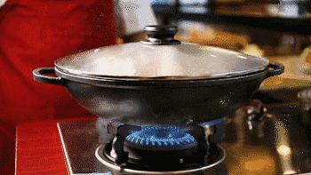 番禺有条鱼引火上身,还招机器人当服务员!吃顿饭就像在看表演