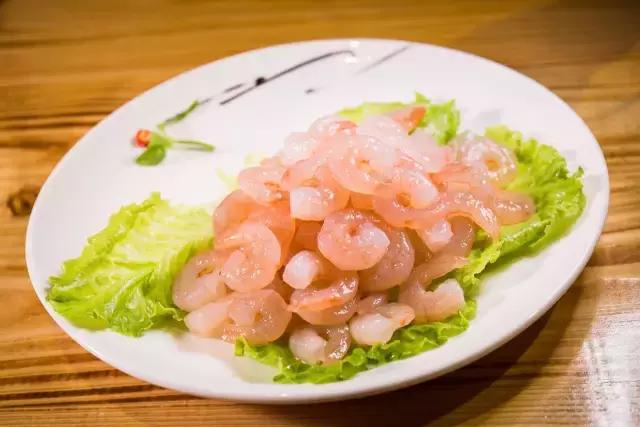 番禺有条鱼引火上身,还招机器人当服务员!吃顿饭就像在看表演