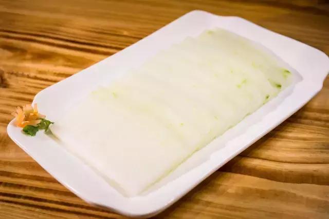 番禺有条鱼引火上身,还招机器人当服务员!吃顿饭就像在看表演