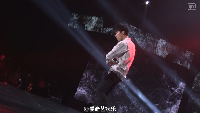 易烊千玺生日演唱会跳舞视频,易烊千玺归来生日会礼包