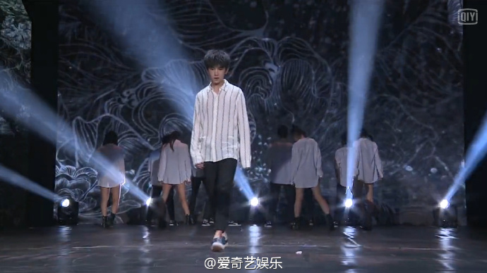 易烊千玺生日演唱会跳舞视频,易烊千玺归来生日会礼包