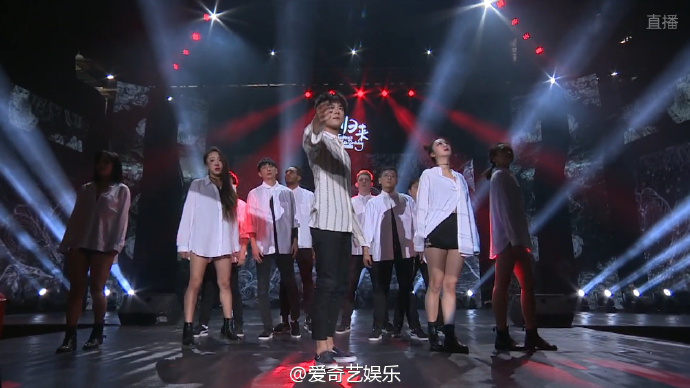 易烊千玺生日演唱会跳舞视频,易烊千玺归来生日会礼包