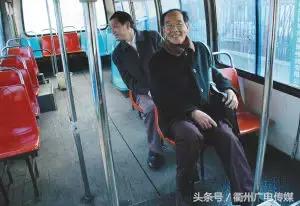 他，是宫宝的创始人，退休后研发了羊胎口服液，如今还在奋斗