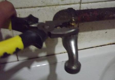 家里水龙头用久了堵了怎么办,家里水龙头用水后怎么处理