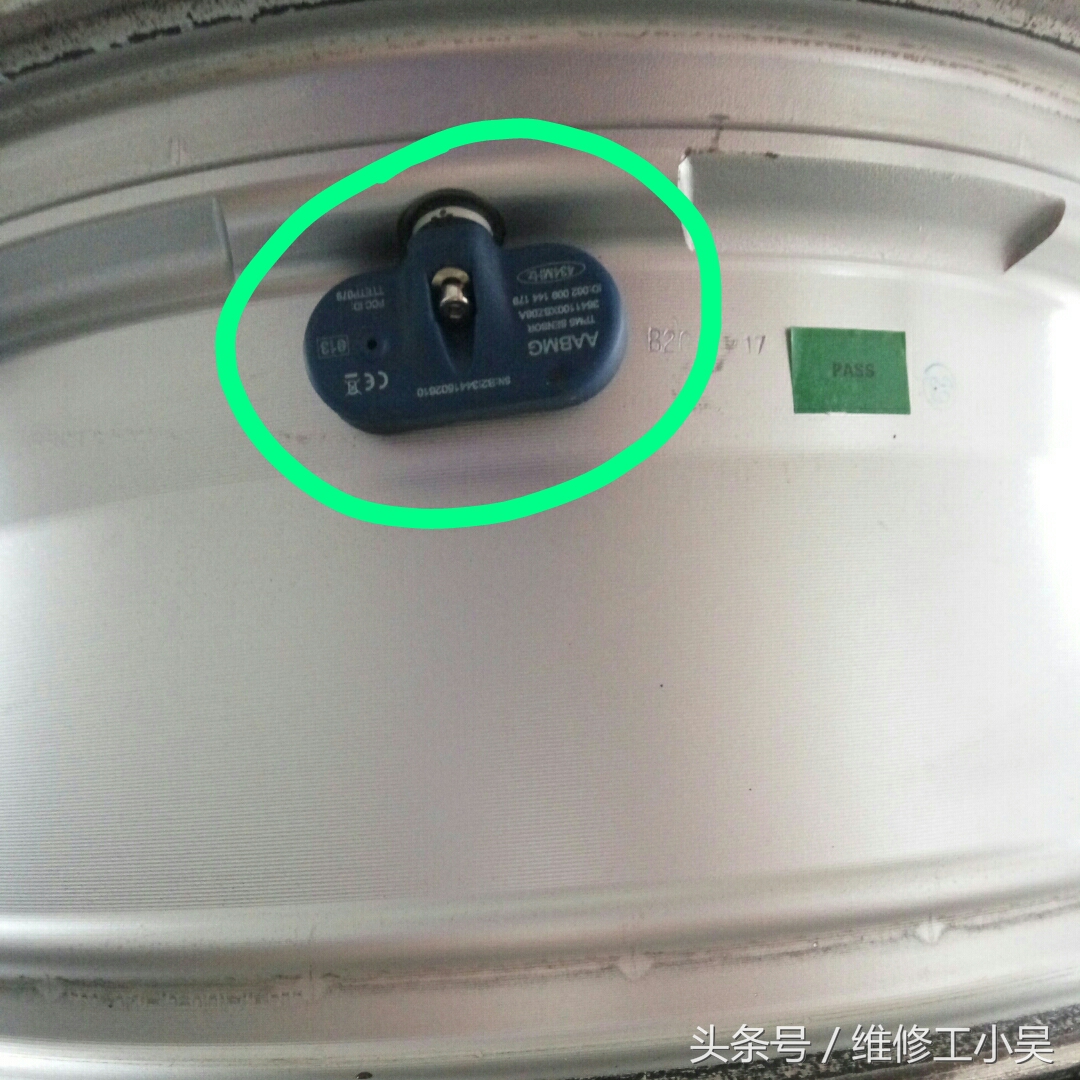 汽车的胎压报警灯亮了，汽修师傅扒下轮胎修补时，车主却困惑了！