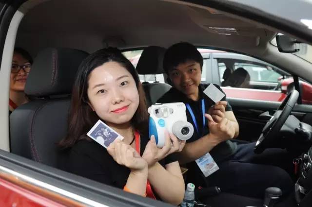 你先镇定一下，我们要在野生动物园里开车了