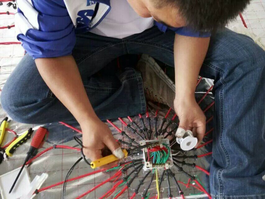 石墨烯地暖和碳纤维电地暖哪个好,碳纤维地暖采暖系统