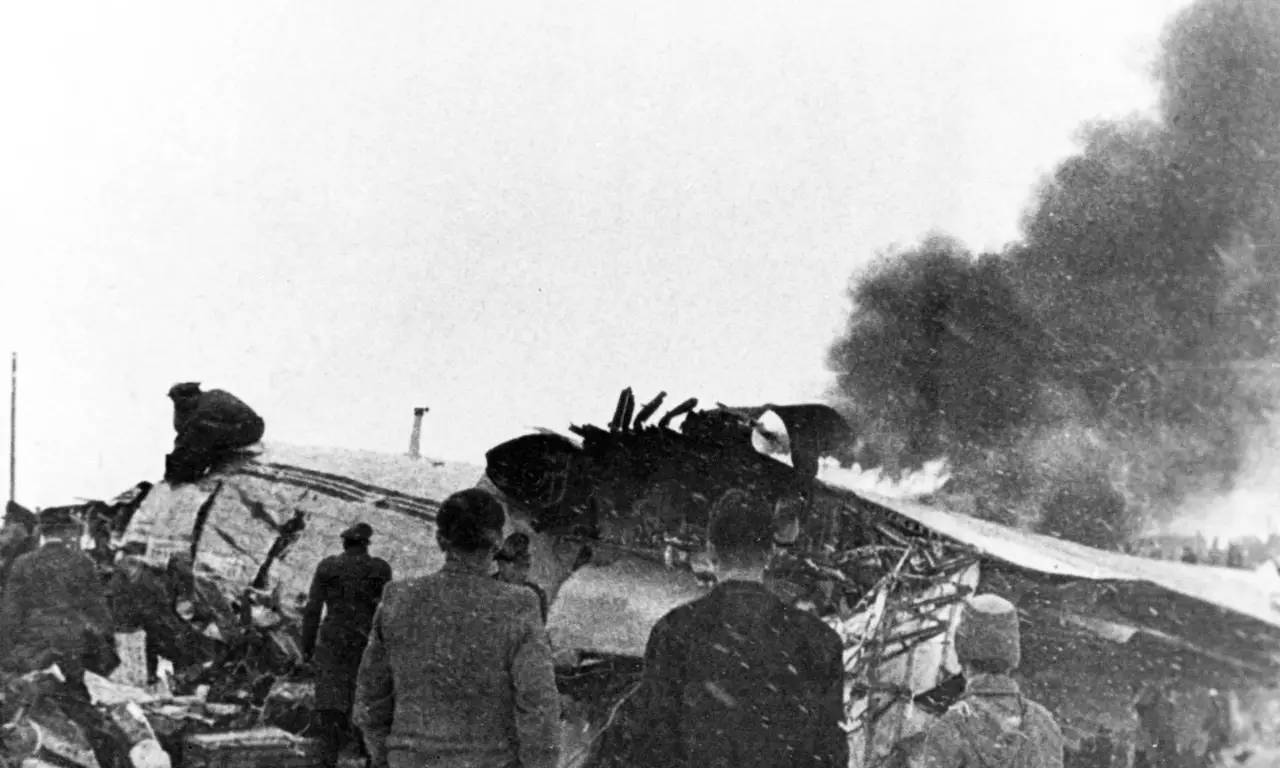 1949年的震惊全世界的事件,2002年轰动全球的空难完整版