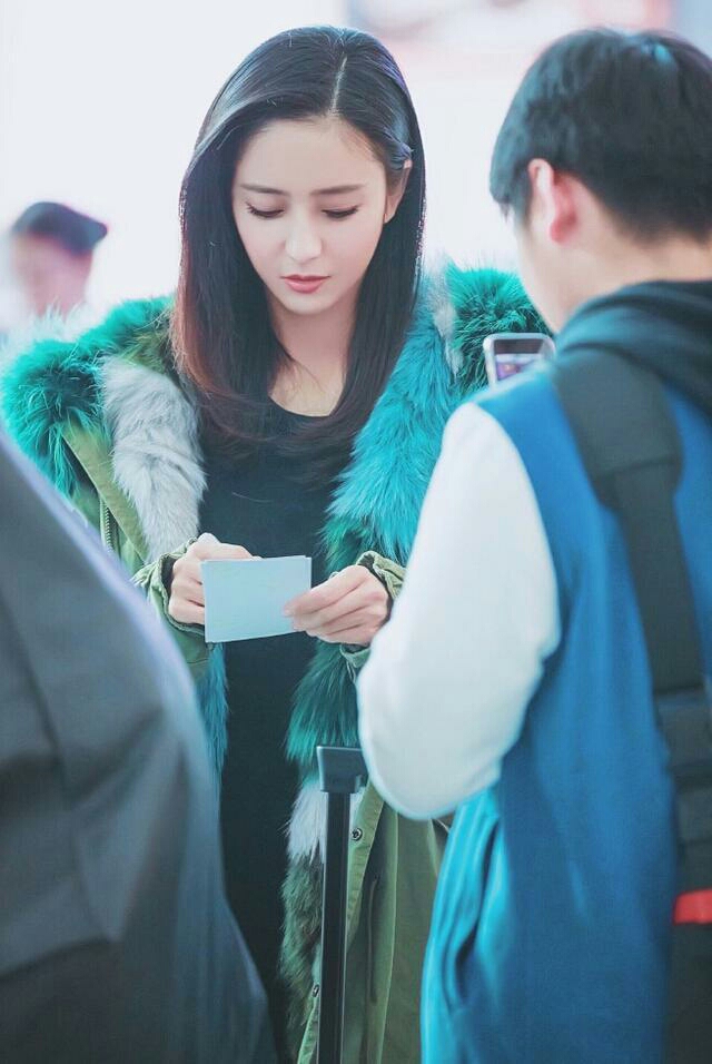 佟丽娅三万元狐狸毛皮被指太残忍引发网友撕逼