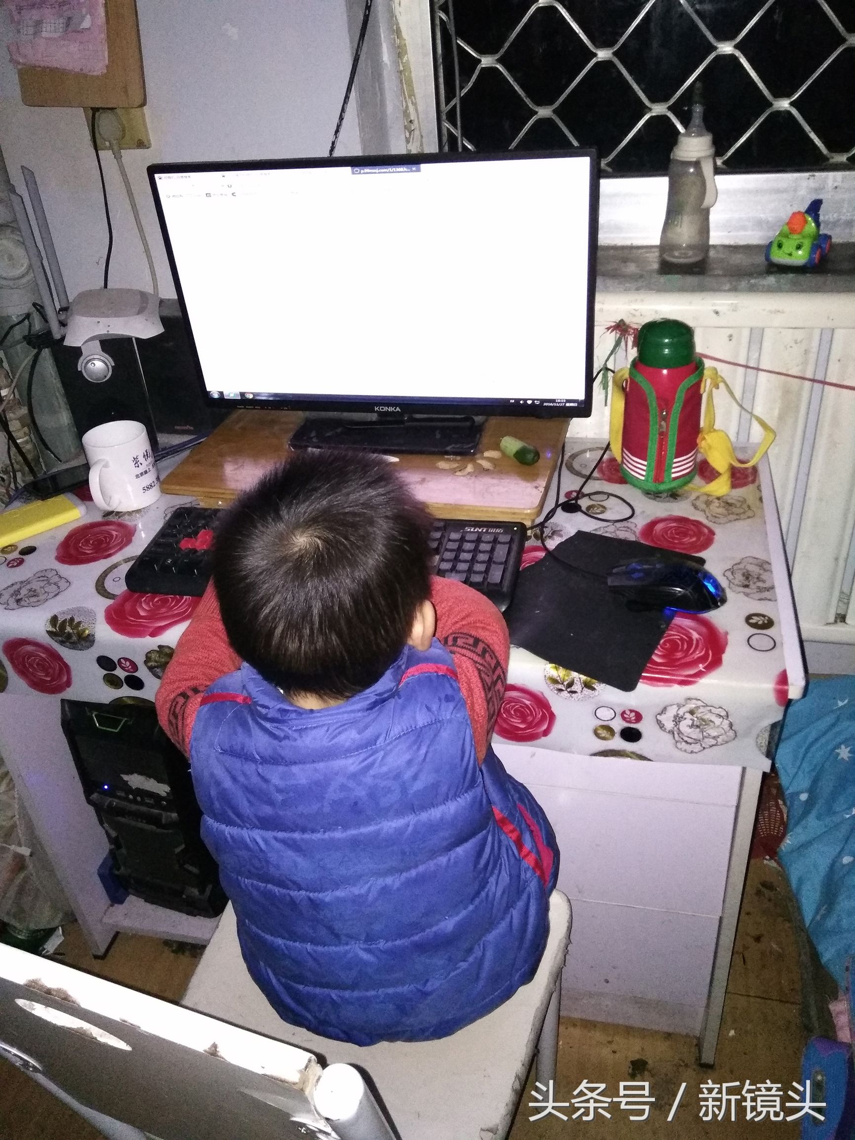 2岁半宝宝边吃饭边看电视,两岁宝宝正在喝奶粉的视频