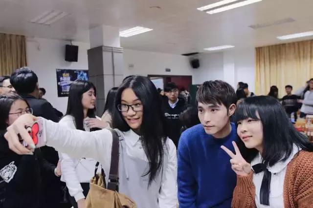 吃饭时直播,睡觉时赶路,《微能力者》校园宣传使出微能力!