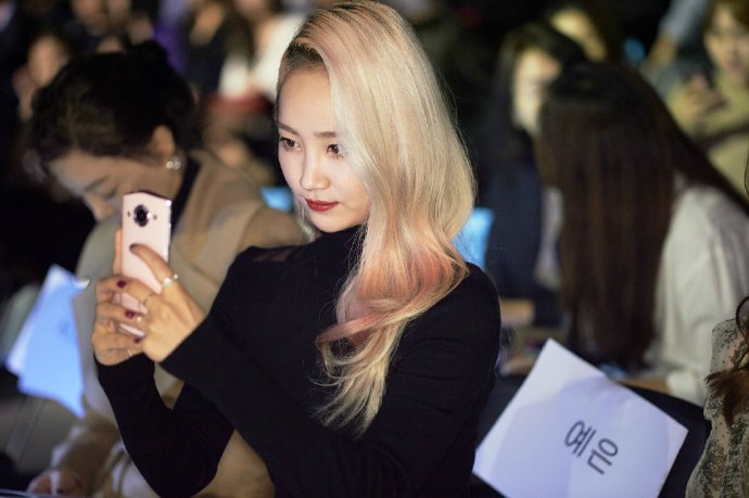 美图手机亮相韩国时装周BADA、朴誉恩体验自拍