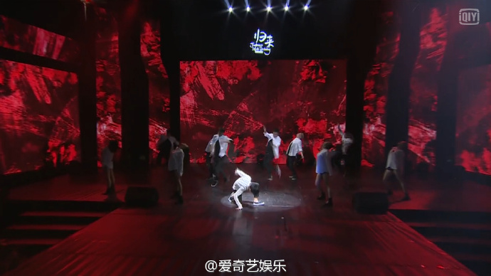 易烊千玺生日演唱会跳舞视频,易烊千玺归来生日会礼包