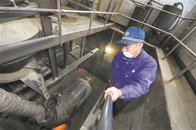 烤砂工：为列车装上“安全防滑链”