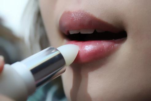 皮肤皲裂是咋回事咋治,冬天皮肤皲裂暖和后能自愈吗