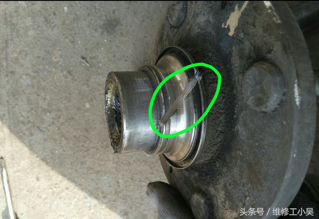 汽车打方向时车轮嗡嗡响,汽车行驶时车轮有咣当咣当的声音